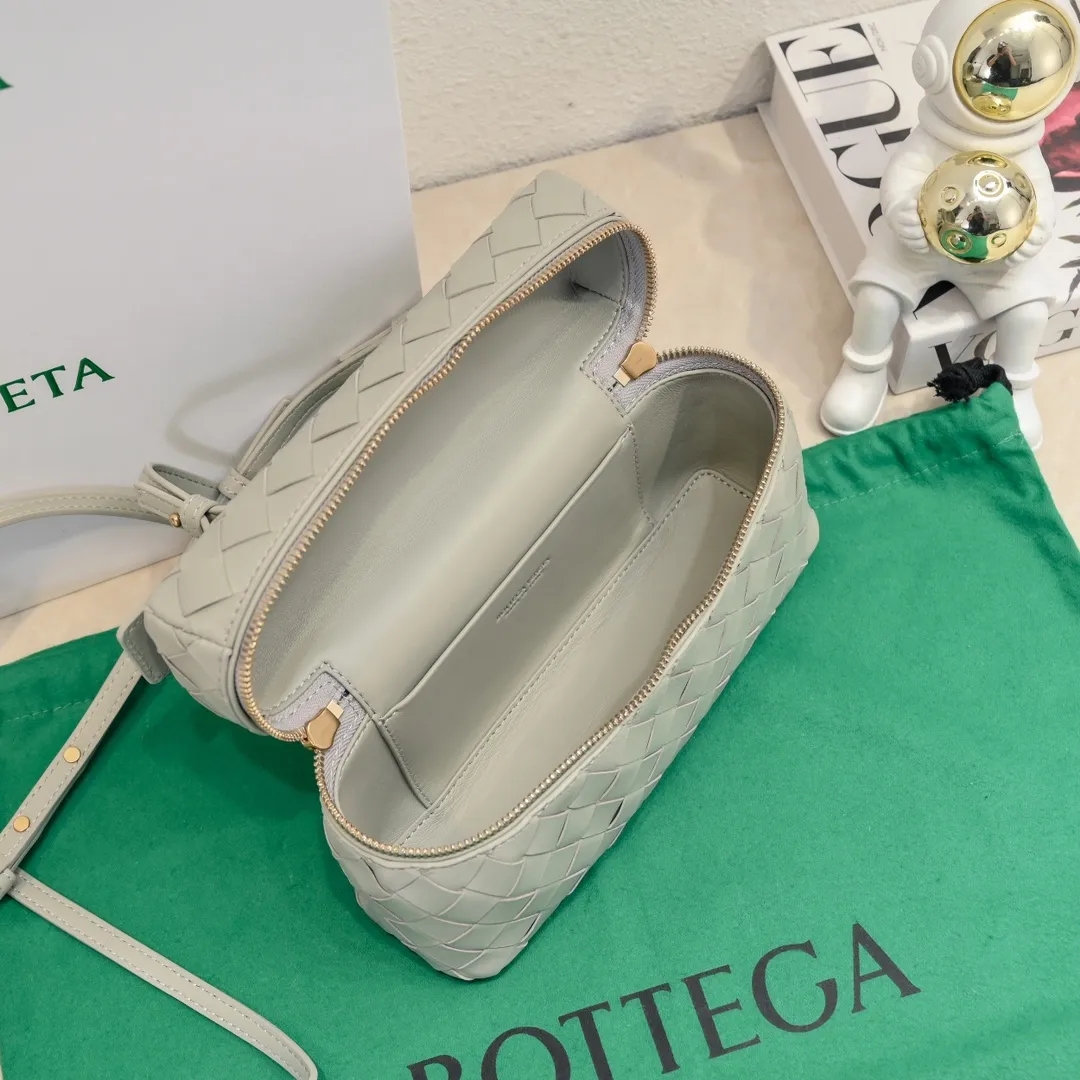 Batch 1360 Bottega Veneta 24 spring and summer woven zipper crossbody bag. A crossbody bag that can be used as a cosmetic bag. The exquisite weaving and compact body are an indispensable accessory for the upcoming summer. The double zipper also better protects the bag. It has a large capacity. If you like it, don’t miss it. Style number: 9109 Size: 22*12.5*5cm